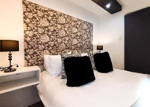 Modern 1 Bedroom Apt & Sauna Flowerbox Triton Heights