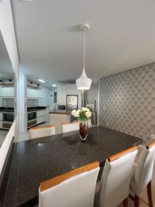 1135 Apartamento na Praia de BOMBINHAS CENTRO 20 M da Avenida Principal