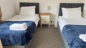 4Bedroom house at Town Centre with Free Driveway Parking