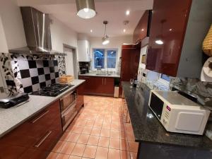 4bedrooms house sleeps14 Garden&Parking Ably Stays