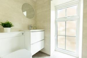 OLD BANK HOUSE - Perfect Getaway for Friends & Families