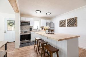 The Harbor -Lake Front Home- Boat slips available