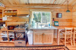Mtn Views and Fireplace Cozy Trout Creek Tiny Home