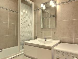 Appartement rénové 2 pièces, balcon sud, au pied des pistes, proche commerces - FR-1-455-56