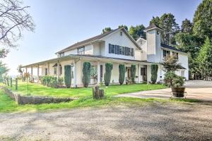 Spacious Group Retreat w Game Room in Marshall!