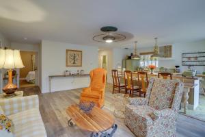 6 Mi to Lake Michigan Coloma Farmhouse