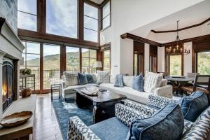 3 BR Ritz-Carlton Residence with Valley Views