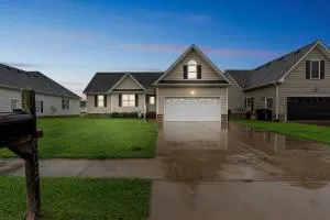 Charming Family Retreat with Spacious Yard home - Moyock