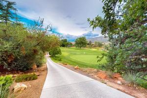 2BR TownHome with On-Site Golf, Pool and Hot Tub