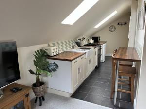 Cosy Village Apartment in Nottingham with parking