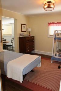 The Mountain House - An Oasis in Town! Summer Sleeps 10!