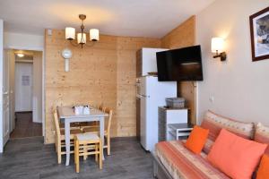 Résidence Licorne - Appartement chaleureux · Accès direct aux pistes · Vue pistes · Casier à skis MAE-3534