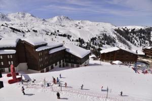 Résidence Licorne - Appartement chaleureux · Accès direct aux pistes · Vue pistes · Casier à skis MAE-3534