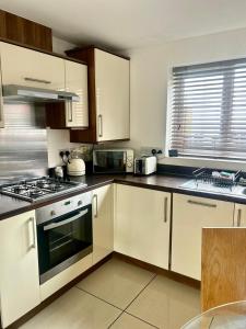 Modern 2-Bed Waterside House, Peaceful & Central