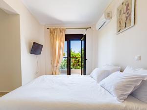 Holiday home with panoramic view of the forest