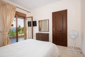 Holiday home with panoramic view of the forest