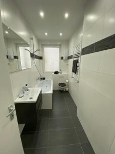 Große Wohnung mit Balkon-Zentrum