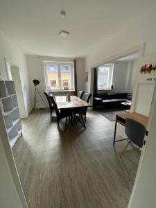 Große Wohnung mit Balkon-Zentrum