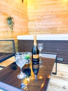 Appartements Suite romantique JACUZZI privatif chauffe a 37 GARE : photos des chambres