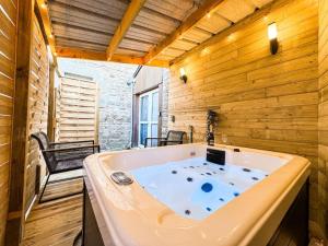 Appartements Suite romantique JACUZZI privatif chauffe a 37 GARE : photos des chambres