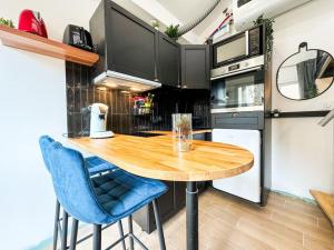 Appartements Suite romantique JACUZZI privatif chauffe a 37 GARE : photos des chambres