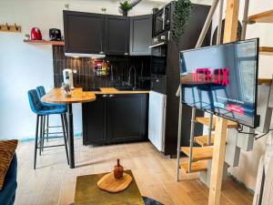Appartements Suite romantique JACUZZI privatif chauffe a 37 GARE : photos des chambres