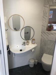 Sejours chez l'habitant Les Logis d-Argent Chambre d-hote avec WC, SDB, TV, Wifi, Option Petit Dejeuner , Parking : photos des chambres
