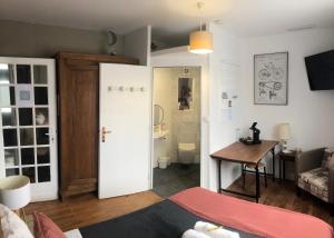 Sejours chez l'habitant Les Logis d-Argent Chambre d-hote avec WC, SDB, TV, Wifi, Option Petit Dejeuner , Parking : photos des chambres