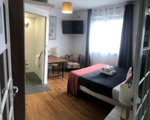 Sejours chez l'habitant Les Logis d-Argent Chambre d-hote avec WC, SDB, TV, Wifi, Option Petit Dejeuner , Parking : photos des chambres