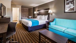 King Suite room in Best Western Garden Inn