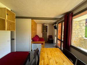 Studio Rénové au Cœur de la Station avec Balcon et Parking - FR-1-181-2431