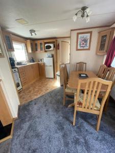 Sealands park, sleeps 6, WiFi, heating, veranda,beach access