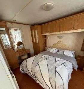 Sealands park, sleeps 6, WiFi, heating, veranda,beach access