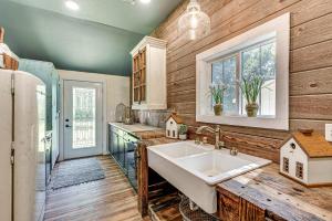 Hot Tub + Yard: Farmhouse by Michigan Beaches!