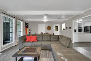 The Huge Home I Next 2 SHSU I Sleeps 16 I PingPong