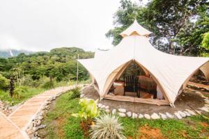 Holos Retreat Center: The Entire Ridge Basecamp