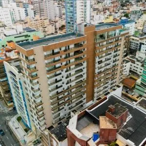 Aconchegante APARTAMENTO - Praia do Morro- Beira Mar com vista para o mar - 2 quartos , 2 banheiros, 2 vagas garagem, 1 varandas, 2 elevadores, Wi-Fi - bem localizado - Muquiçaba