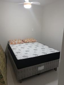 Aconchegante APARTAMENTO - Praia do Morro- Beira Mar com vista para o mar - 2 quartos , 2 banheiros, 2 vagas garagem, 1 varandas, 2 elevadores, Wi-Fi - bem localizado