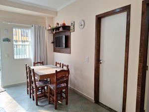 Apto terreo frente com 2 qtos a 200 mt praia Bombas