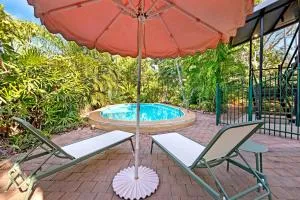 Tropical Luxe Treehouse - Lush Poolside Living - 卡苏阿利纳