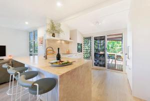 Tropical Luxe Treehouse - Lush Poolside Living