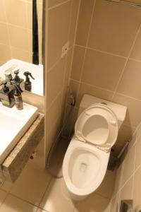 Cubao Manhattan Plaza Residential Condo T139G - HUGE Studio with Pool, Kitchen & Balcony, Walk Distance to Araneta Coliseum LRT MRT Malls in Cubao Quezon City - Staycations by SMS