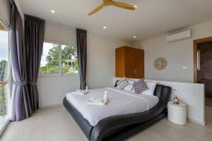 SunTien a spectacular 4br beach front pool villa