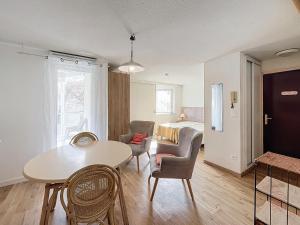 Studio avec terrasse, proche thermes et centre, animaux acceptés, wifi inclus, Lamalou-les-Bains - FR-1-451-66