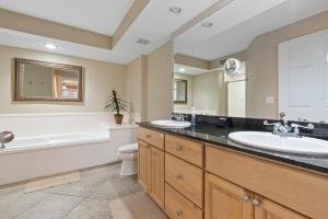 Fun 2 bed2 bath condo with pool on Biloxi Beach