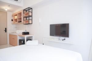 Homey and Simply Studio at Tokyo Riverside PIK 2 Apartment By Travelio