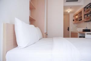 Homey and Simply Studio at Tokyo Riverside PIK 2 Apartment By Travelio