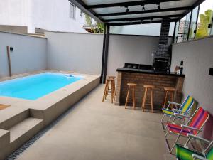 Casa com piscina e espaço gourmet 300m do mar