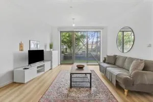 Centrally Located - Modern - 2Bed - 2Bath Apartment - Brent