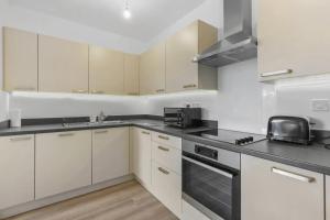 Centrally Located - Modern - 2Bed - 2Bath Apartment